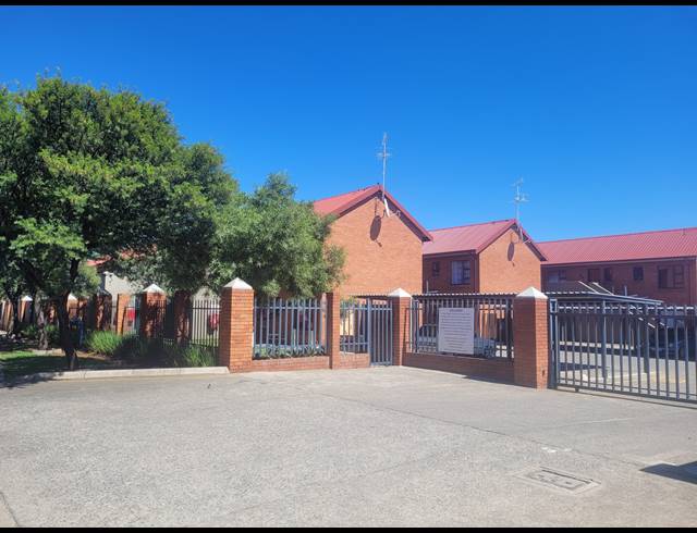 2 BEDROOM TOWNHOUSE FOR SALE IN ALBERTSDAL